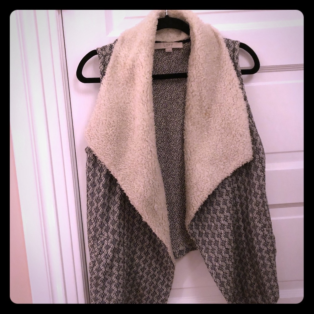 Sweater vest with fur on inside and pockets